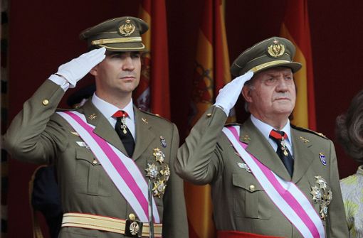 König Felipe (links) schickt seinen Vater Juan Carlos ins Exil Foto: AFP/PHILIPPE DESMAZES