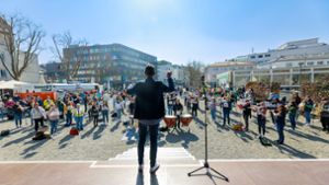 Markus Nau dirigiert ein kurzfristig geformtes  Blasorchester bei einem Solidaritätskonzert für die Ukraine auf dem „Grünen Platz“ in Sindelfingen. Foto: Stefanie Schlecht/Stefanie Schlecht