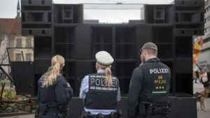 Polizisten beobachten bei der Tanzdemo 2018 das Treiben vorm Lautsprecherwagen. Foto: dpa (Archiv)