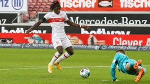 Tanguy Coulibaly (li.) erzielt das 1:0 für die Stuttgarter – und lässt auch dem Bayern-Torhüter Manuel Neuer keine Chance. Foto: Baumann
