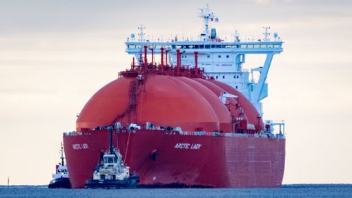 Ein LNG-Tanker transportiert eine Ladung LNG zum Energie-Terminal vor dem Hafen Mukran. (Archivbild) Foto: dpa/Stefan Sauer