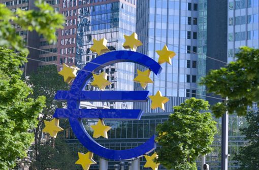 Mit den höheren Zinsen versucht die EZB, die hartnäckig hohe Inflation in den Griff zu bekommen. (Symbolbild) Foto: IMAGO/Jan Huebner/IMAGO/Blatterspiel