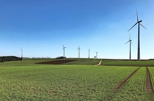 Neue Energie für den Windpark auf dem Hochsträß: Ähnliche Ausmaße wie die beiden   Windräder eines anderen Betreibers (rechts im Bild) sollen auch die  Windräder haben, die die derzeitigen  vier Fellbacher Anlagen (Mitte) ersetzen sollen. Foto: Stadtwerke