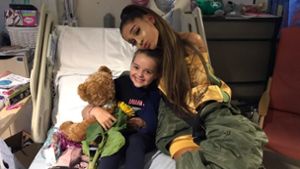 US- Popstar Ariana Grande umarmt die kleine Lily im Royal Manchester Kinderkrankenhaus. Foto: dpa/Manchester Evening New