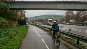 Der Geh- und Radweg entlang der B 10 in Esslingen wird saniert. Foto: Roberto Bulgrin
