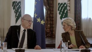 Der libanesische Premierminister Najib Mikati beschließt mit der EU-Kommissionschefin Ursula von der Leyen  in Beirut ein Migrationsabkommen. Foto: dpa/Marwan Naamani