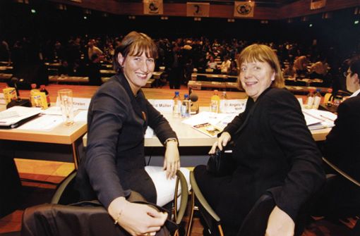 Schon vor 20 Jahren an einflussreicher Position: Hildegard Müller (links) an Seite der damaligen CDU-Generalsekretärin Angela Merkel. Müller  war seinerzeit  Mitglied des CDU-Bundesvorstands und Chefin der Jungen Union. Foto: SZ Photo