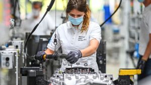 Eine Monteurin arbeitet beim Automobilzulieferer ZF am automatisierten Lkw-Getriebe Traxon – die Friedrichshafener stecken jährlich Milliarden Euro  in Innovationen. Foto: dpa/Felix Kästle