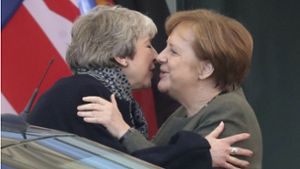 Kuscheln in harten Zeiten: Premierministerin Theresa May und Kanzlerin Angela Merkel in Berlin Foto: AP