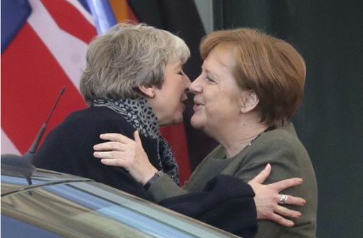 Kuscheln in harten Zeiten: Premierministerin Theresa May und Kanzlerin Angela Merkel in Berlin Foto: AP