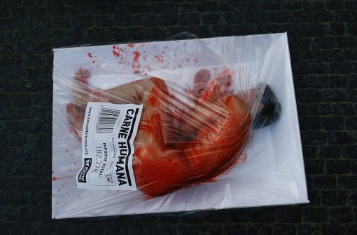Die Aufkleber auf den Verpackungen preisen „Menschenfleisch“ an. Foto: AFP