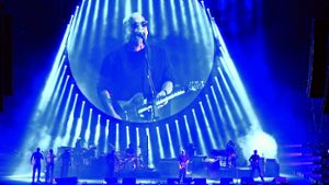 Riesige Videoleinwand, bombastische Licht-Show:  David Gilmour bei Jazz Open auf dem Schlossplatz Foto: Reiner Pfisterer