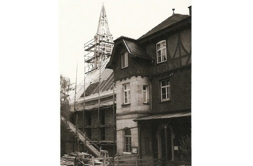 Auf dem historischen Foto wird gerade der Kirchturm gebaut. Foto: privat