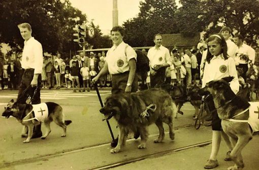 Ein Foto aus alten Tagen: Beim Kinderfestumzug im Jahre 1969 beteiligte sich  der Hundeverein mit einer Fußgruppe und einem Festwagen Foto: privat