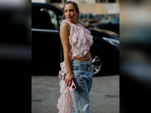 Sexy in glitzernder Wide-Leg-Jeans: Das französische Model und It-Girl Carla Ginola trägt den Trend bereits selbstbewusst. Foto: imago/ABACAPRESS