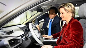 Der Chef der Geely-Gruppe, An Conghui, erklärt Wirtschaftsministerin Hoffmeister-Kraut das Auto der Chinesen. Foto: Baumann/all4foto.de