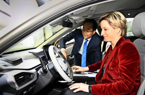 Der Chef der Geely-Gruppe, An Conghui, erklärt Wirtschaftsministerin Hoffmeister-Kraut das Auto der Chinesen. Foto: Baumann/all4foto.de