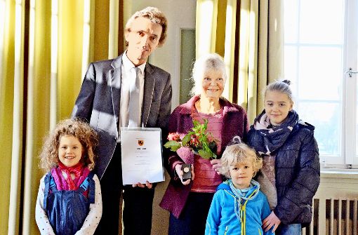 Bezirksvorsteher Wolfgang Meinhardt verlieh die Ehrenmünze an Elisabeth Marquart. Ihre Enkel haben sie begleitet. Foto: Sandra Hintermayr