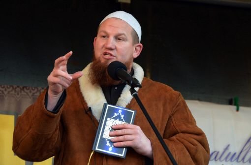 Ein Anhänger der Salafisten. Der Prediger Pierre Vogel. Foto: dpa