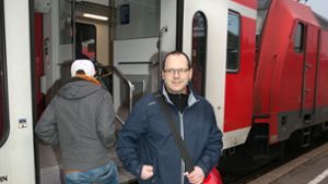 Ein Bild mit Seltenheitswert: Fast pünktlich verlässt Sven Detzer den Zug in Süßen. Foto: Horst Rudel