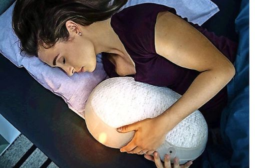 Schlafroboter Somnox in Kissenform: Er passt sich dem Atemrhythmus seines Nutzers automatisch an und spielt den Herzschlag oder Schlaflieder ab. Foto:  