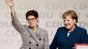 18 Jahre lang ist Bundeskanzlerin Angela Merkel die Vorsitzende der CDU gewesen. Beerben wird sie nun Annegret Kramp-Karrenbauer. Foto: Getty Images Europe