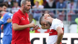 Will seinen Spielern jetzt nicht den Kopf waschen, sondern ruhig weiterarbeiten: VfB-Coach Tim Walter (li./neben Emiliano Insua) Foto: Baumann
