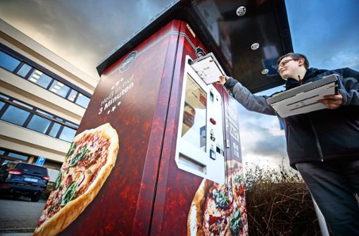 Nach rund drei Minuten wirft der Automat die fertige Pizza aus. Foto: Gottfried Stoppel