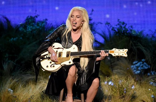 Ein Anblick, an den man sich noch gewöhnen muss: Lady Gaga in Songwriter-Pose. Foto: Getty Images