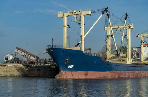 Ein Getreidefrachter in einem Hafen in der westlichen Ukraine wird mit Getreide beladen. Das Abkommen zum sicheren Export von ukrainischem Getreide über das Schwarze Meer ist verlängert worden. Foto: dpa/Celestino Arce Lavin