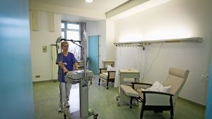 Sessel statt Betten: die neue Tagesklinik im Vaihinger Krankenhaus. Foto: factum/Bach