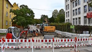 Anschluss für die neue Trinkwasserleitung: In der Biklenstraße  wird am Mittwoch ein neuer Schacht gebaut. Foto:  