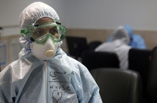 Eine Krankenschwester in Teheran trägt während ihrer Arbeit Schutzkleidung. Foto: AP/Mohammad Ghadamali