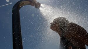 Wer warm duscht, schwitzt weniger. Foto: dpa