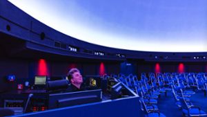 Michael Köstler arbeitet im Planetarium Stuttgart. Er ist der Mann hinter dem Mischpult während der Shows. Foto: die arge lola / Kai Loges + Andreas Langen