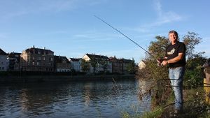 Hans Tischer angelt gern im Neckar, zum Beispiel wie auf diesem Bild in der Nähe des Theaterschiffs. Foto: Annina Baur
