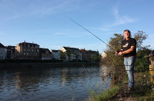 Hans Tischer angelt gern im Neckar, zum Beispiel wie auf diesem Bild in der Nähe des Theaterschiffs. Foto: Annina Baur