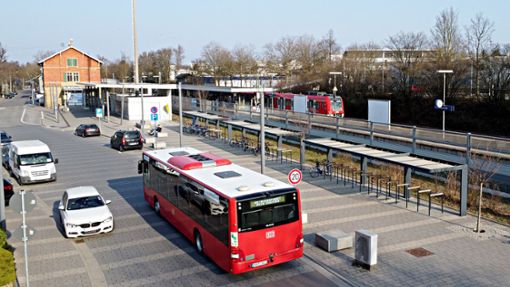 Am Freiberg Bahnhof ist der mutmaßliche, aber geständige Täter im Februar dieses jahres festgenommen worden. Foto: Werner Kuhnle
