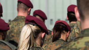 Der Soldat hält die Vorschrift für diskriminierend, weil sie Frauen das Tragen langer Haare erlaube. (Symbolbild) Foto: dpa