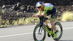 Sebastian Kienle beim Ironman Hawaii im vergangenen Jahr auf dem Rad – damals lief der Mann aus Mühlacker nach dem Marathon als Dritter ins Ziel. Foto: dpa/David Pintens