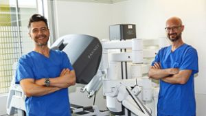 Technik-Team für Männer: Die Urologie-Chefärzte Dr. Dusan Dimitrijevic und Dr. Stefan Strepp mit ihrem  „Kollegen“ Da Vinci. Foto: Rems-Murr-Kliniken