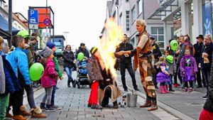 Kinder konnten sich beim Herbstfest der Aktionsgemeinschaft Einkaufsziel Zuffenhausen auf der Unterländer Straße auch als Feuerspucker versuchen. Foto: Martin Braun