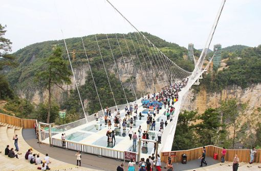Glasbrücken  wie  in Longjing – oder die Zhangjiajie Glass Bridge  in der Wulingyuan-Landschaft in  Zhangjiajie – sind in Chian sehr beliebt Seoiot 2016 wurden rund solcher Brücken über Schluchten gebaut. Foto: Wikipedia commons/HighestBridges/CC BY-SA 4.0