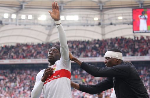 Lässt sich vom Publikum und seinem VfB-Kollegen Serhou Guirassy (re.) feiern: VfB-Torschütze Tanguy Coulibaly nach seinem verwandelten Elfmeter. Foto: Baumann