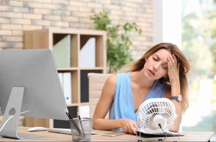 Steigen die Temperaturen im Büro im Sommer auf über 30 Grad, müssen Maßnahmen ergriffen werden.