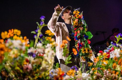 Ein Rapper im Blumenmeer: Casper in der Schleyerhalle Foto: Lichtgut/Christoph Schmidt
