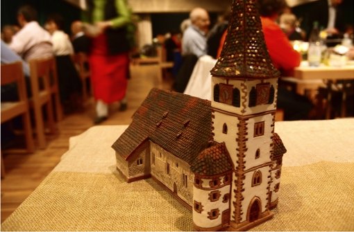 Beim Benefizessen der evangelischen Kirchengemeinde Plieningen-Hohenheim gab es auch Tonmodelle der Martinskirche zu kaufen. Foto: Rüdiger Ott