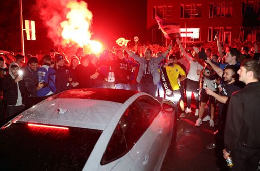 Bielefeld Fans feiern vor dem Stadion den Sieg ihrer Mannschaft. Foto: dpa/Friso Gentsch