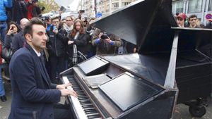 Der Pianist Davide Martello hatte bereits am Samstag vor dem Bataclan in Paris den Lennon-Hit Imagine zum Besten gegeben, nun hat er seine Aufführung am Montag wiederholt. Foto: AP