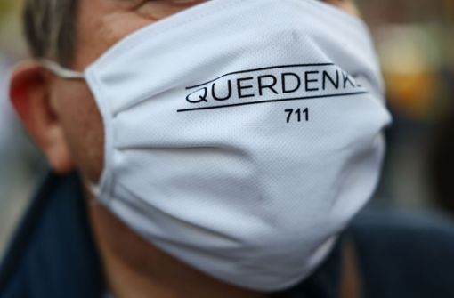 Die „Querdenker“ haben in Ulm mit einem Autokorso gegen die Corona-Maßnahmen demostriert. (Symbolbild) Foto: AFP/YANN SCHREIBER